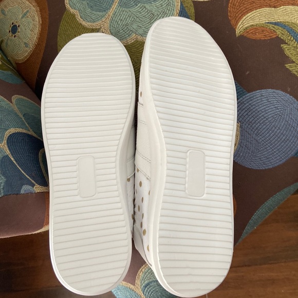 Isaac Mizrahi white with gold polka dots. New without box. Size 10 - Picture 4 of 4